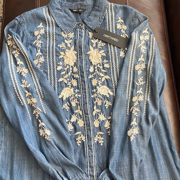 DRIFTWOOD Blue Denim Top with beautiful floral embroidery pattern. Size M. NWT - Picture 9 of 12